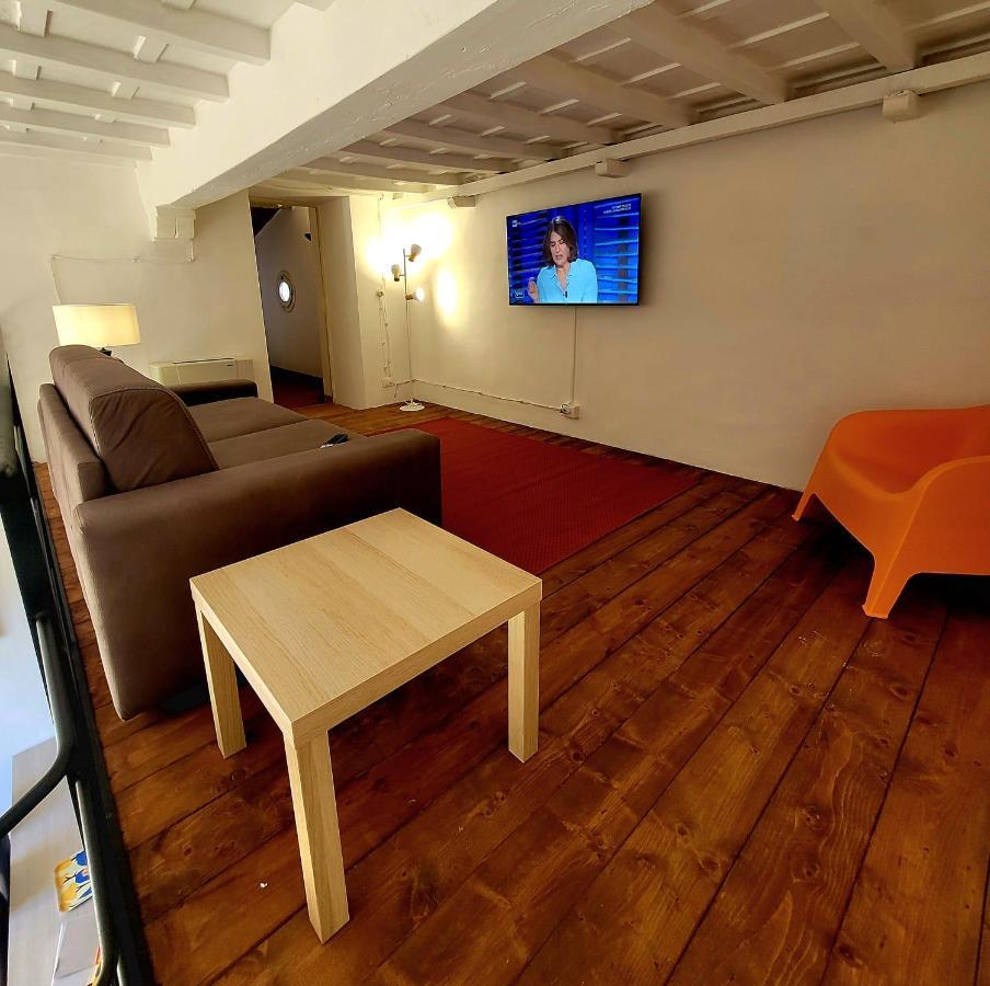 La Villa Apartments - Convenient For Sardinia And Corsica - 4-5 Beds -Private Parking Included With Camera Livorno Kültér fotó