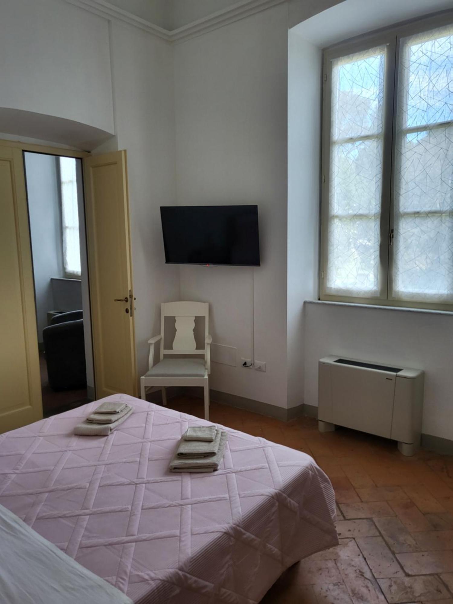 La Villa Apartments - Convenient For Sardinia And Corsica - 4-5 Beds -Private Parking Included With Camera Livorno Kültér fotó