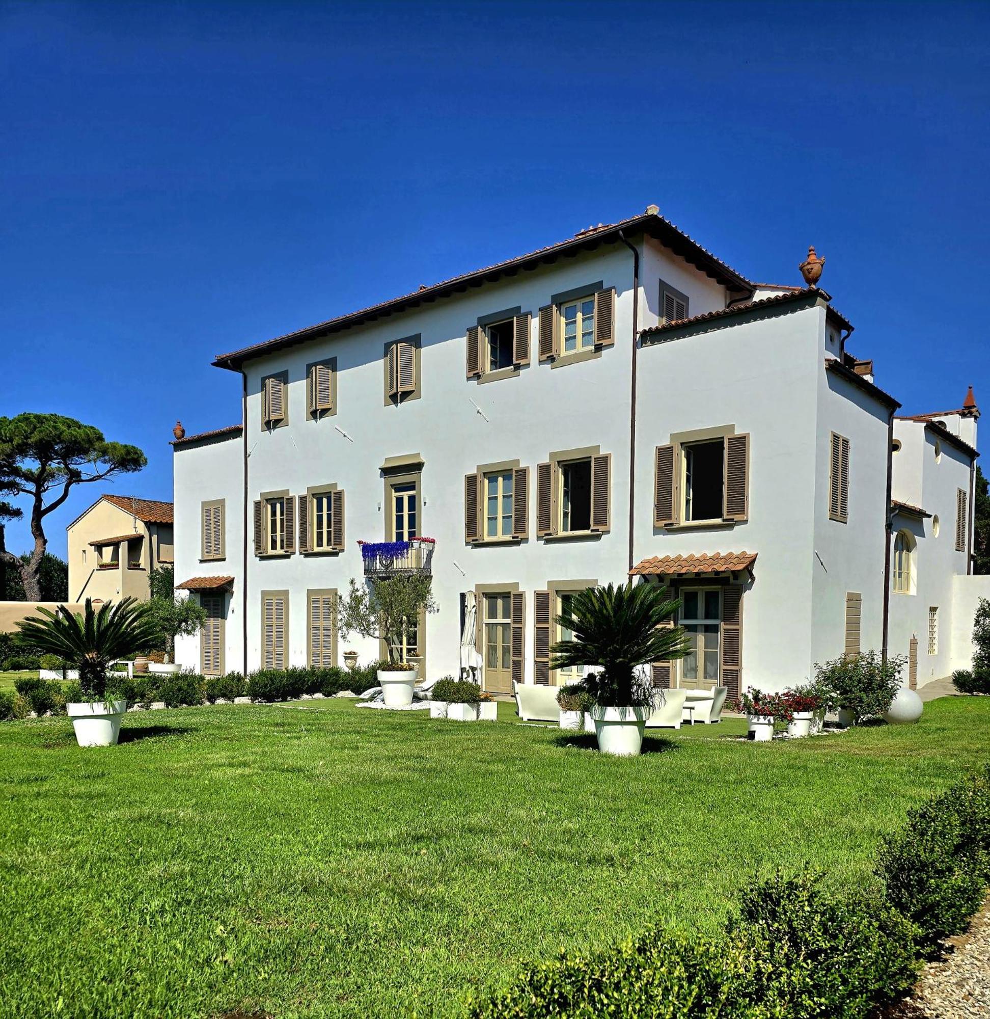 La Villa Apartments - Convenient For Sardinia And Corsica - 4-5 Beds -Private Parking Included With Camera Livorno Kültér fotó